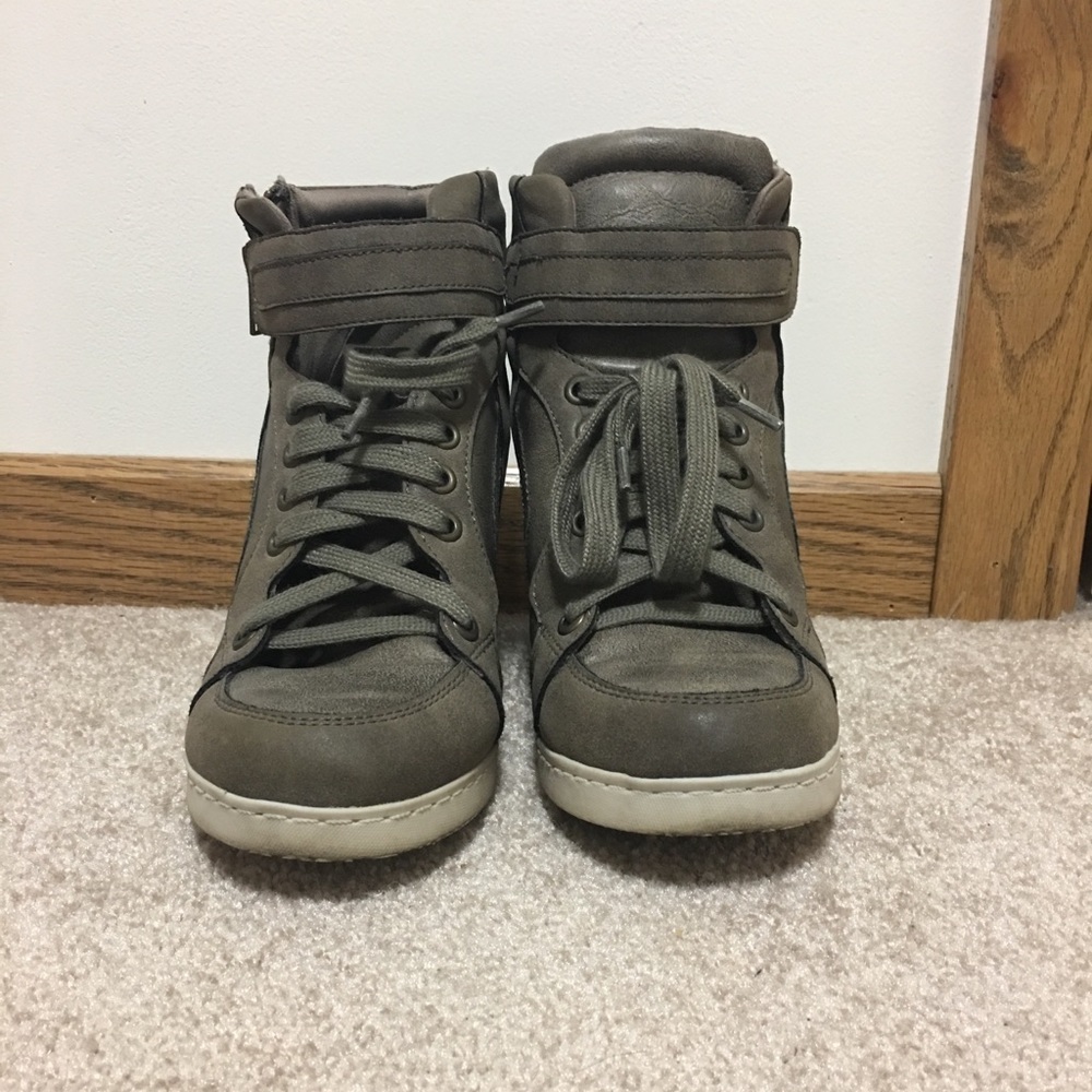 Wedge sneaker